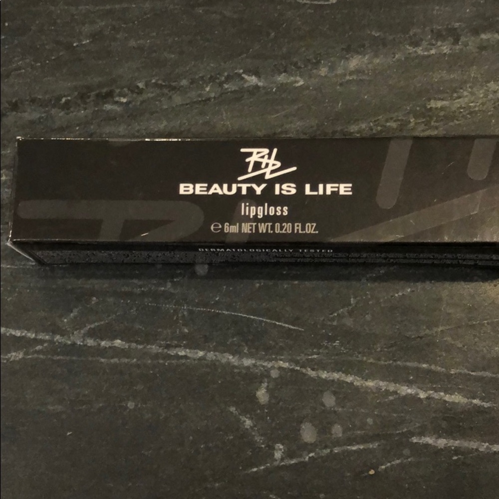 Beauty Is Life lipgloss
